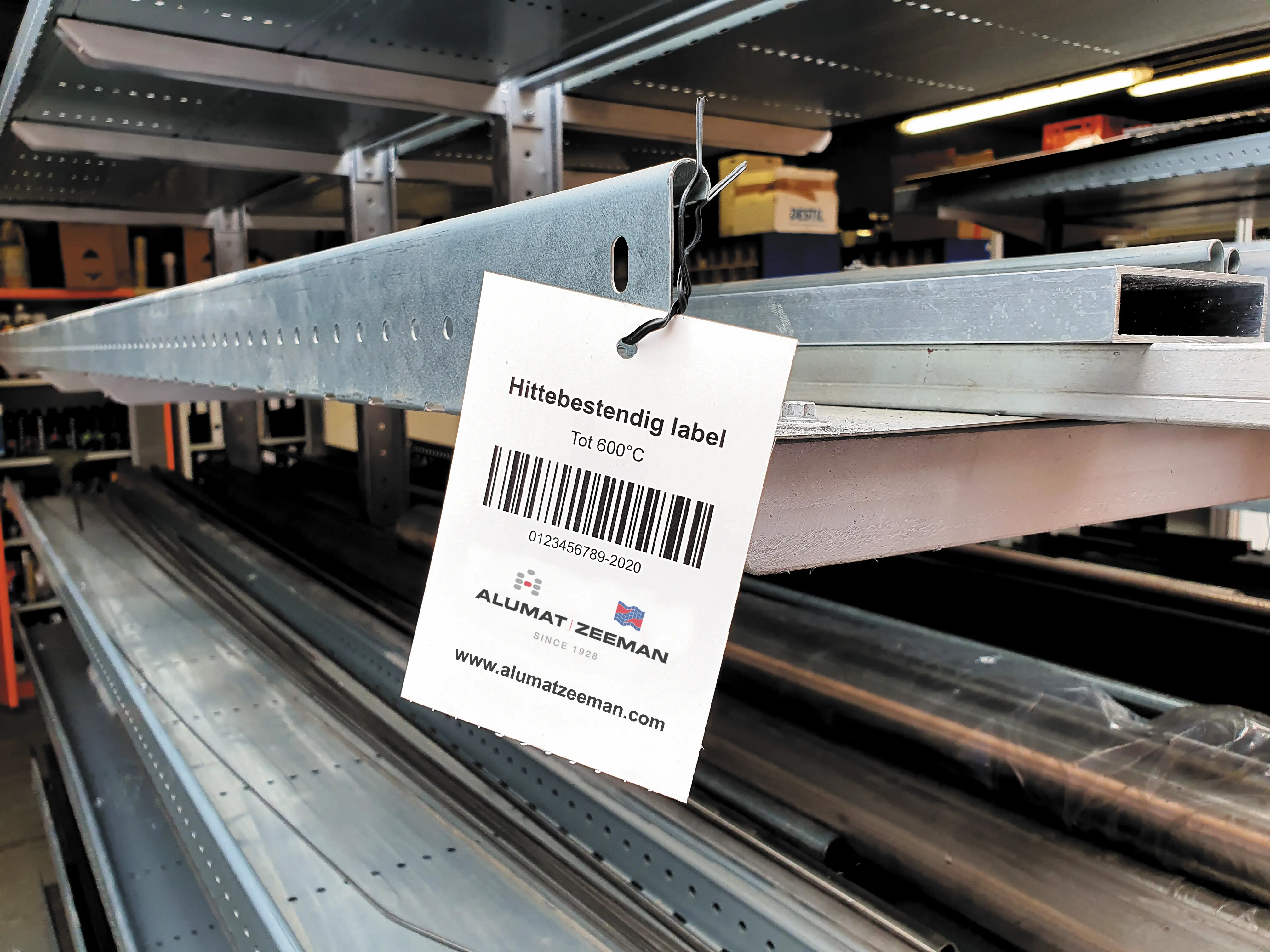 Stalen buizen met laserprint labels en barcode voor productidentificatie