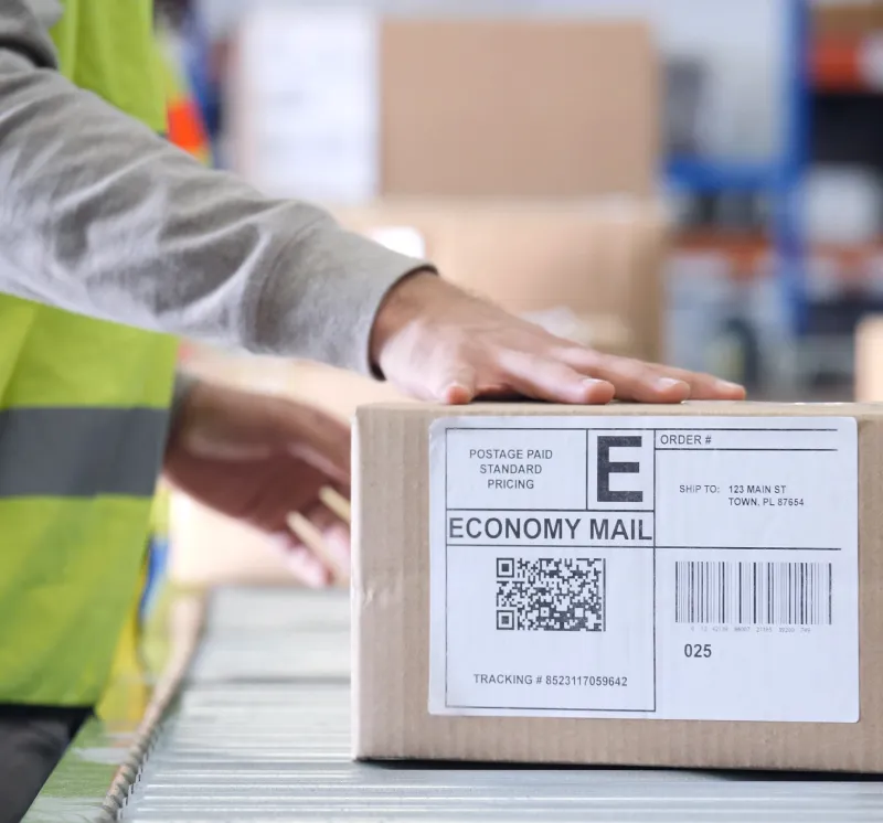 Zelfklevend etiket op verpakking voor producttracering tijdens transport