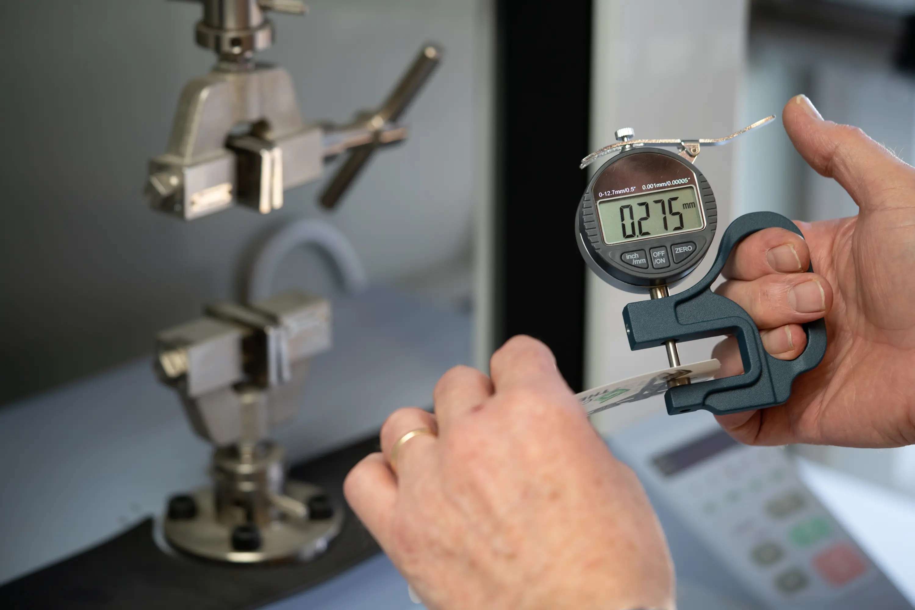 Diktemeter voor verstellen dikte etiketten en labels