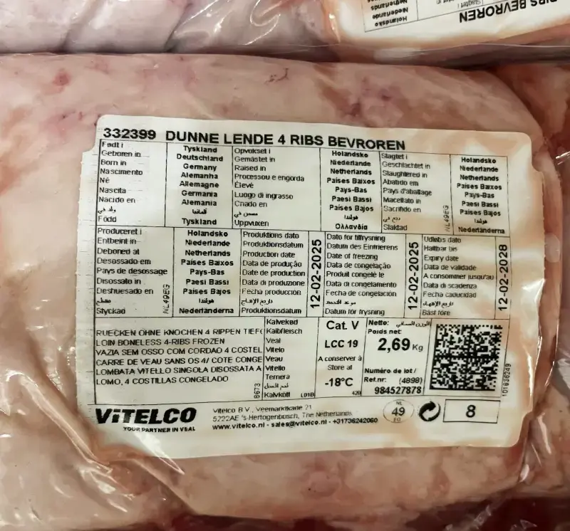 Zelfklevende etiketten van Vitelco op vleesverpakking in industriële omgeving